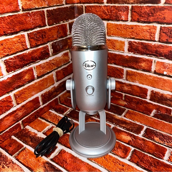 Logitech Creators Blue Yeti USB Microphone In Box Used 1X Silver, Podcast, Games - Picture 2 of 10